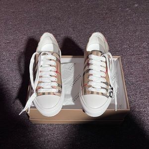 Men/Woman Sneakers.   Men 3. 1/2.  Woman 5.